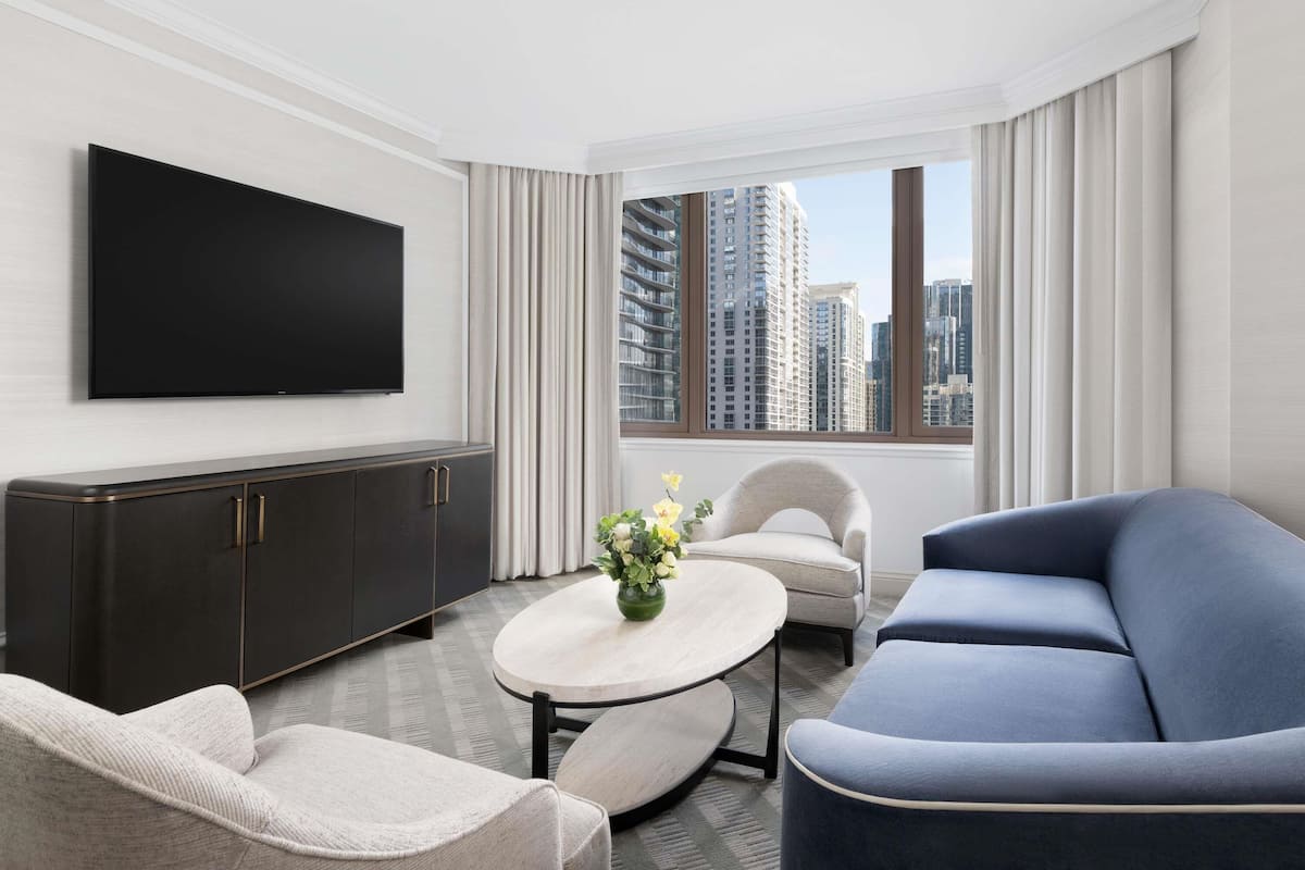 Fairmont Gold, Suite, 1 letto king | Biancheria da letto di alta qualità, copriletto in piuma