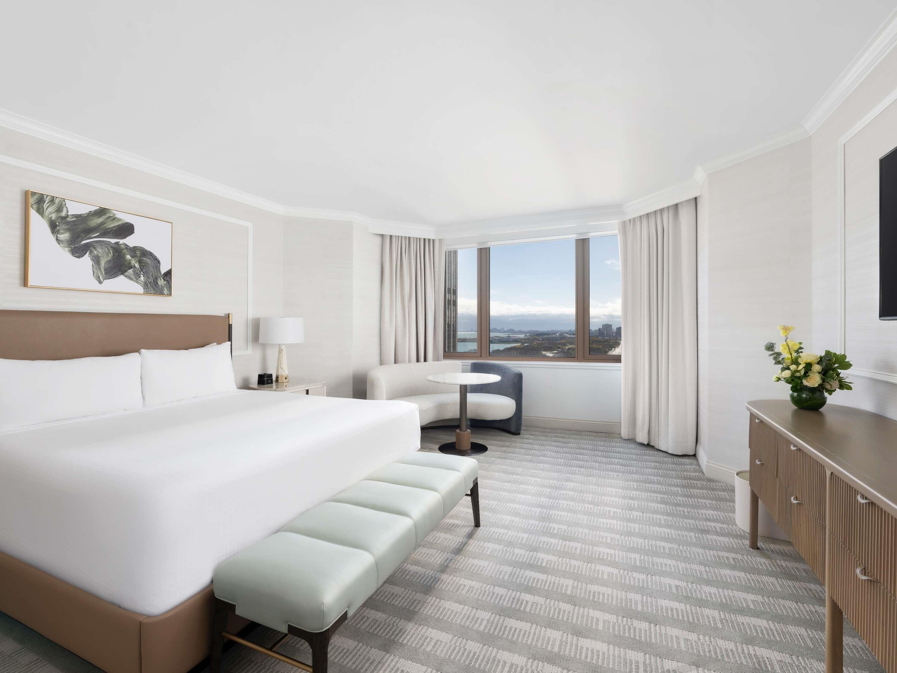 高級寝具、羽毛の掛け布団、ピロートップベッド、ミニバー