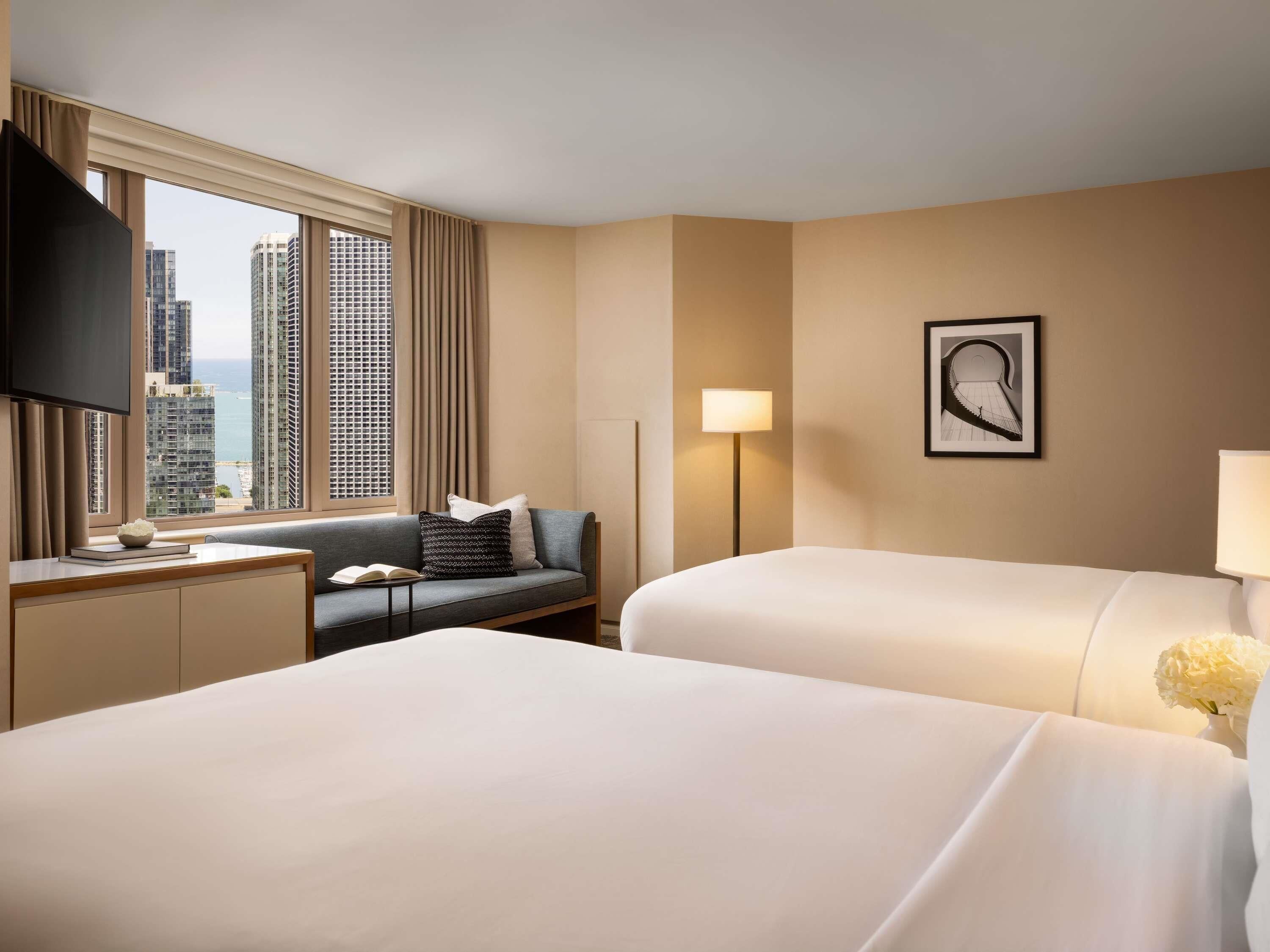 Ropa de cama de alta calidad, edredón, camas con pillow-top y minibar 