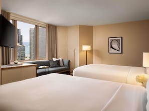 Premium bedding, down comforters, pillowtop beds, minibar - Fairmont Chicago at Millennium Park Gold Experience (Chicago)
