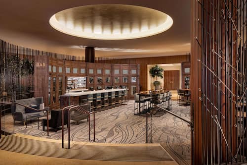 2 bars/lounges