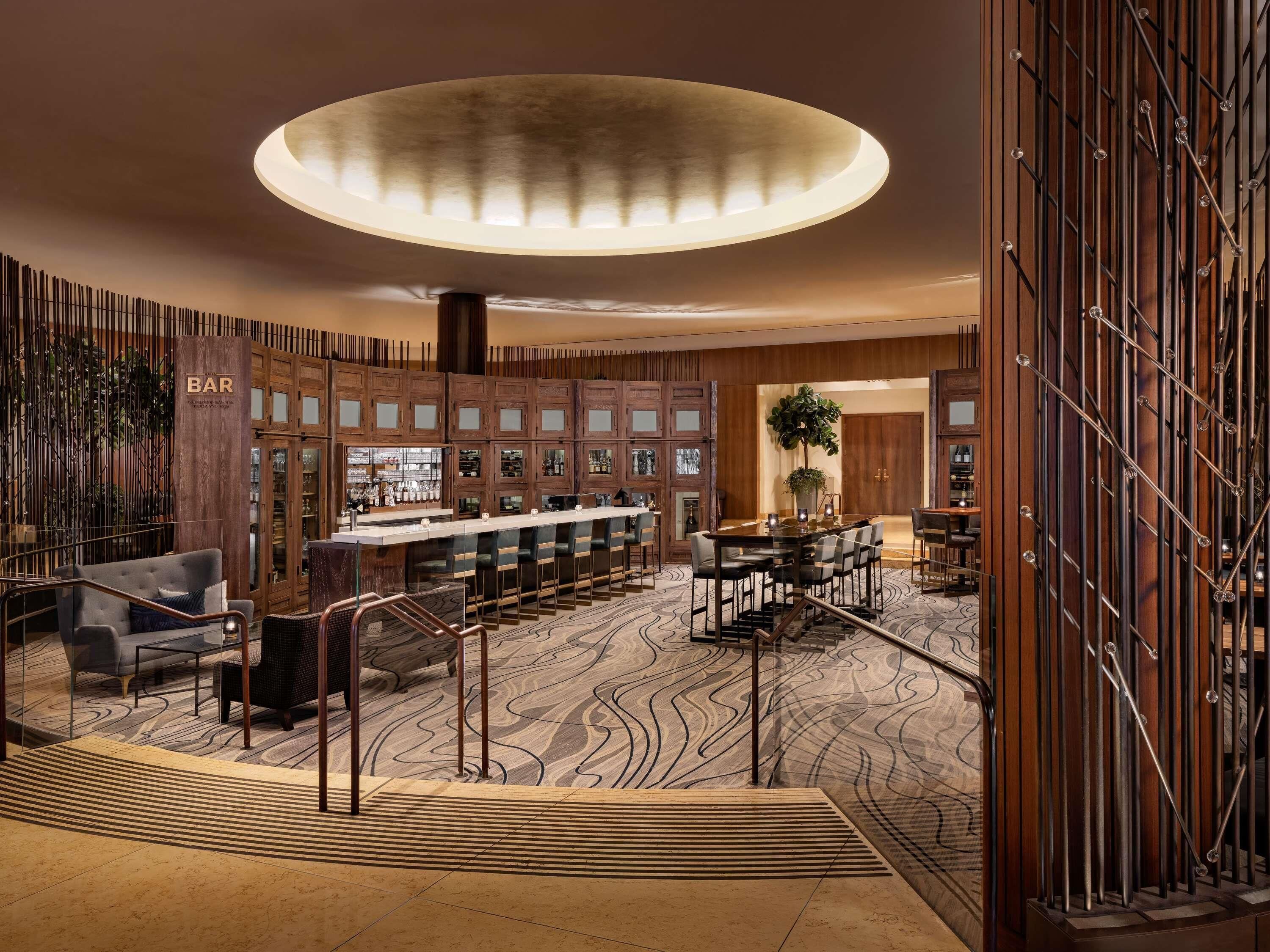 2 bars/lounges