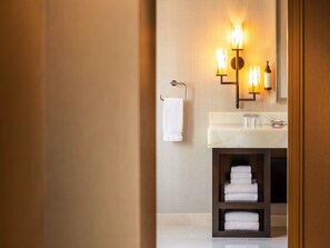 Hochwertige Bettwaren, Daunenbettdecken, Pillowtop-Betten, Minibar