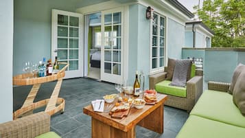 Bi-Level Bungalow, 1 King Bed with Sofa bed, 2 Bathrooms | Terrace/patio