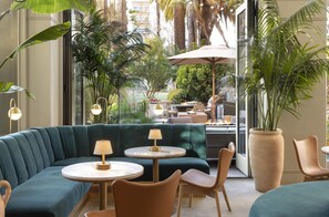 Bar-salon dans le hall