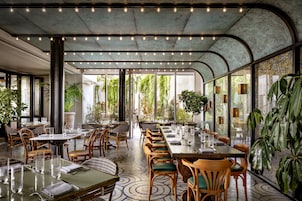 Se sirven desayunos y cocina francesa (con mesas al aire libre)