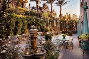 Se sirven desayunos y cocina francesa (con mesas al aire libre)