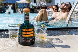 Una piscina al aire libre (de 09:00 a 21:00), sombrillas, tumbonas