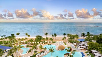 Ropa de cama de alta calidad y caja de seguridad en la habitación