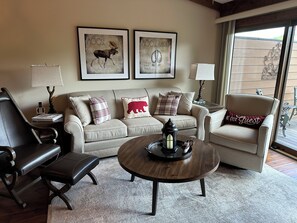 Smart TV, caminetto, lettore DVD, videoteca