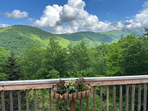 Hidden Mountain Gem with Fantastic Views!