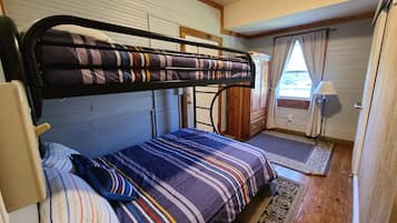 2 bedrooms, desk, iron/ironing board, travel crib