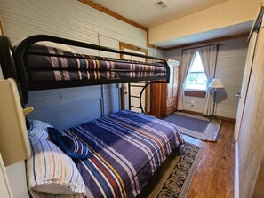 2 chambres, bureau, fer et planche à repasser, lit de bébé portatif