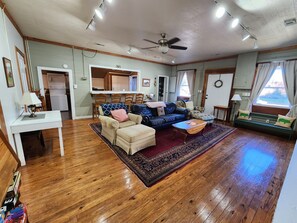 Een smart-tv en boeken