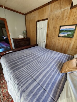 2 habitaciones, escritorio y tabla de planchar con plancha