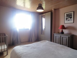 3 chambres, fer et planche à repasser, lit de bébé portatif, Wi-Fi