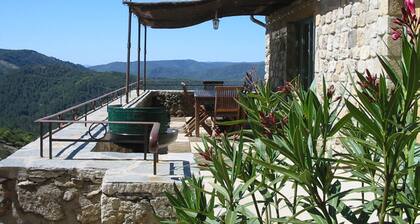 Gite 6 people in a stone farmhouse, swimming pool, property 10Ha, panoramic view