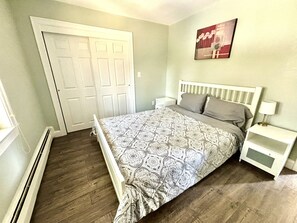 1 bedroom, iron/ironing board, free WiFi, bed sheets - Easy access! 1br, 5 min walk to T train, easy access to Highway (Westwood)