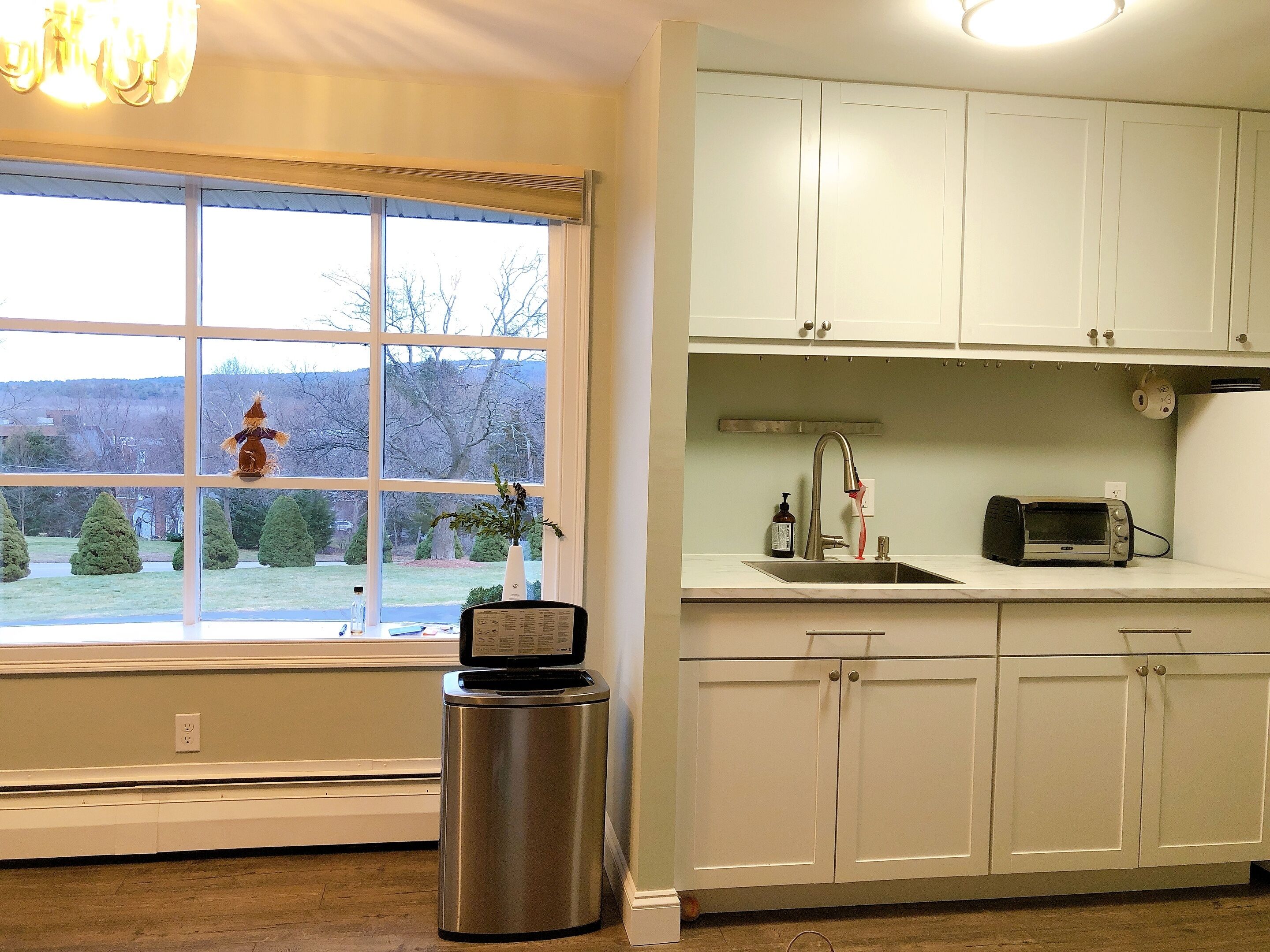 Réfrigérateur, micro-ondes, cafetière/bouilloire, bouilloire électrique