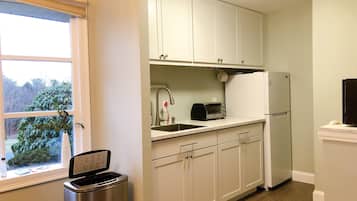 Réfrigérateur, micro-ondes, cafetière/bouilloire, bouilloire électrique
