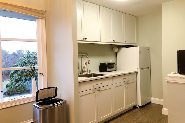 Refrigerador, microondas, cafetera y tetera y tetera eléctrica