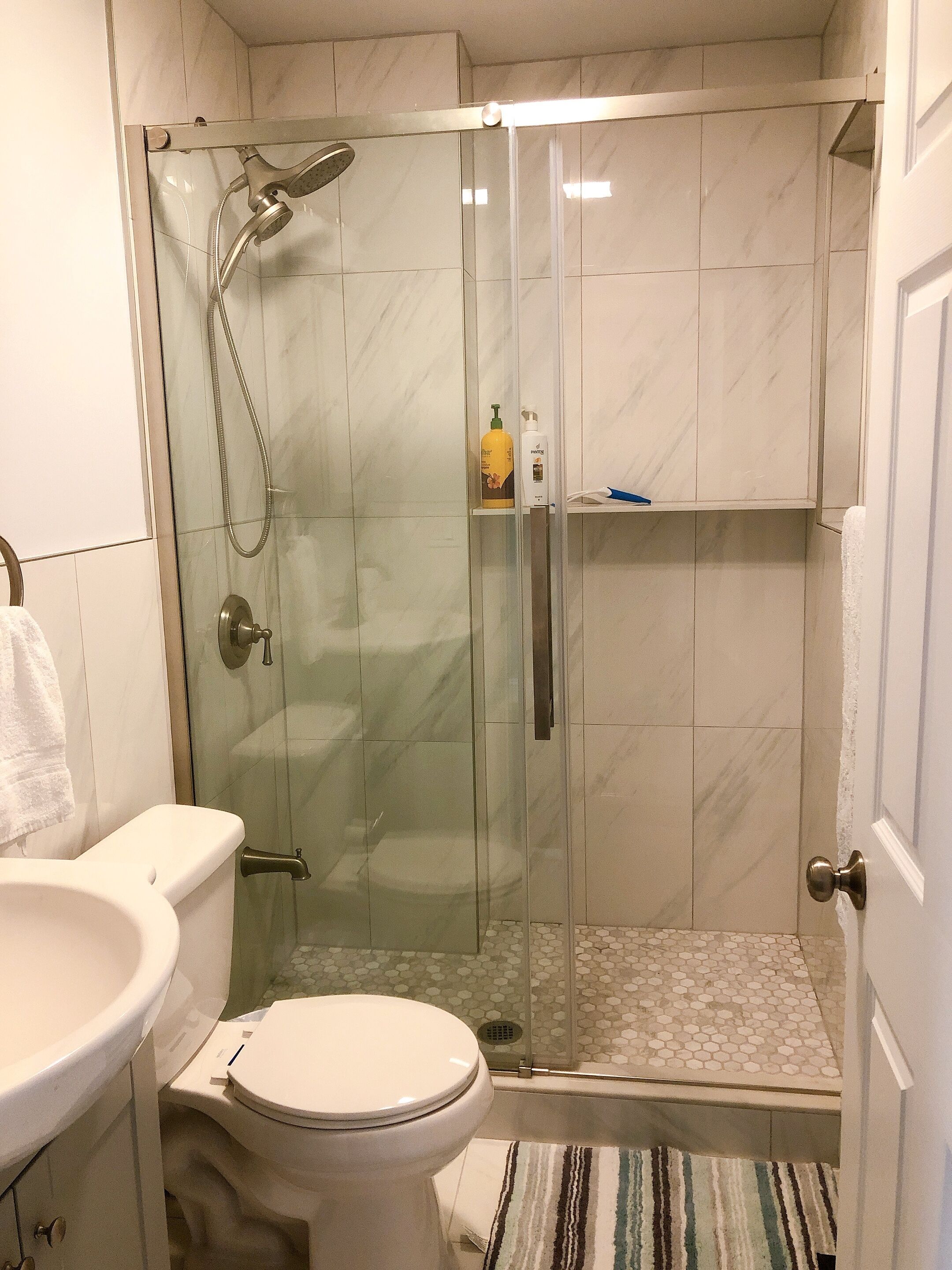 Douche, sèche-cheveux, serviettes fournies, savon