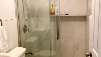 Douche, sèche-cheveux, serviettes fournies, savon