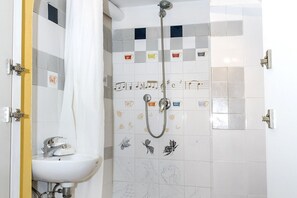 Bañera con ducha, bidet, toallas