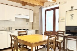 Frigorifero, forno, tavolo da pranzo