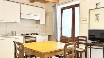 KĂŒhlschrank, Ofen, Esstisch