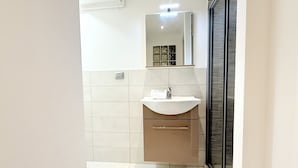 Duschwanne, Bidet, Handtücher