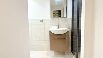 Duschwanne, Bidet, HandtĂŒcher