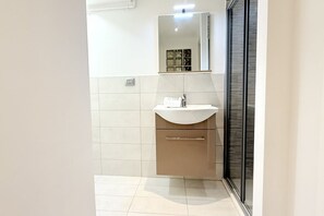 Duschwanne, Bidet, Handtücher