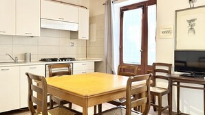Kühlschrank, Ofen, Esstisch