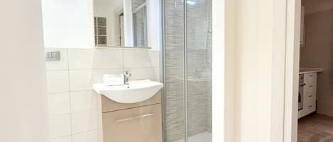 Ensemble douche/baignoire, bidet, serviettes fournies