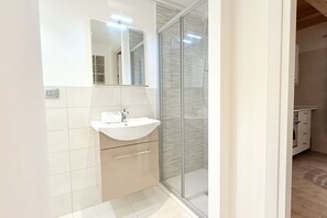 Combined shower/bathtub, bidet, towels