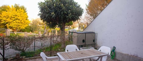 تناول الطعام بالخارج