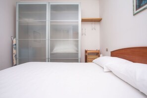 1 bedroom, bed sheets