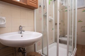 Shower, bidet, towels - M278 - Marcelli, delightful two-room apartment with terrace (Marcelli)