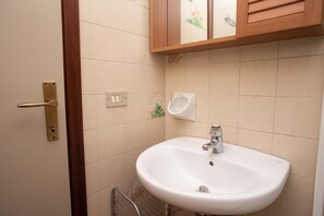 Dusche, Bidet, Handtücher