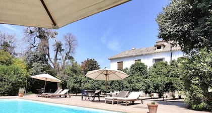 Charming rural house with swimming pool 3 km from the city of Granada. parking