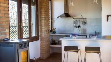 Réfrigérateur, four, plaque de cuisson, cafetiÚre/bouilloire