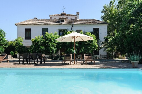 Charming rural house with swimming pool 3 km from the city of Granada. parking