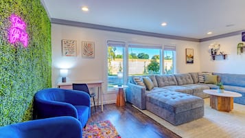 Smart TV, fireplace, table tennis, stereo