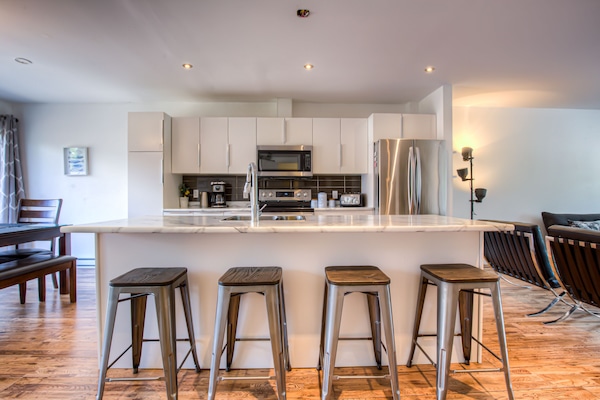 Een koelkast, een magnetron, een oven, een kookplaat