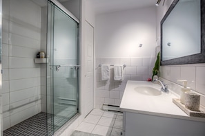 Douche, séchoir à cheveux, serviettes fournies, savon