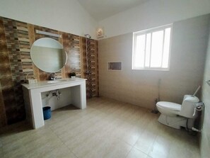 تجهيزات دش، مناشف، صابون، ورق حمّام