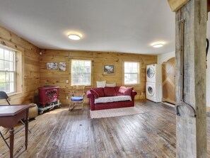 Luxury Cottage (Apple Cider) | Individually decorated, individually furnished, desk, laptop workspace - Historical Stockdale Mill (Quinte West)