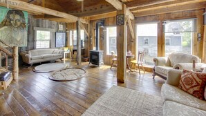 Familie-feriehus (Stockdale Mill) | Opholdsområde | 36-tommers fladskærms-tv med digitale kanaler, smart-tv, pejs