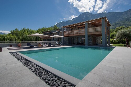 Luxury apartment within a villa, SPA and heated pool with view over Lake Como